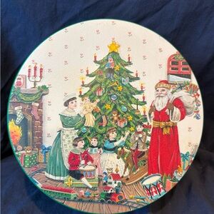 Vintage Santa Claus Christmas Cookie Tin Made In Taiwan